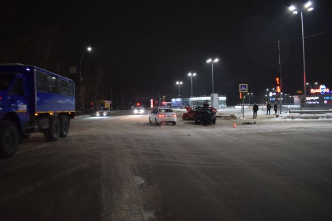 В Ухте на перекрестке напротив дома 11 по ул. Севастопольская столкнулись Лада и Nissan
